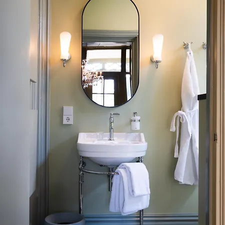 Boutique Trompenberg 3* 힐베르쉼